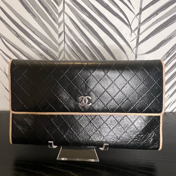 CHANEL Wallet Quilted
CC Logo Black Cream Long Fold Purse / Wallet - Picture 2 of 8